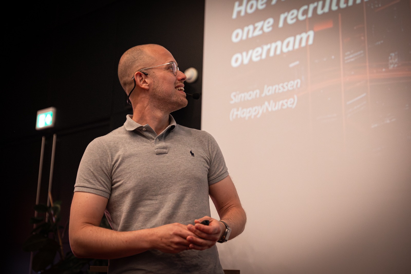 Simon Janssen tijdens zijn keynote 'Hoe Aisha 80% van onze recruitment overnam' op Werf& AI & Talent 2026