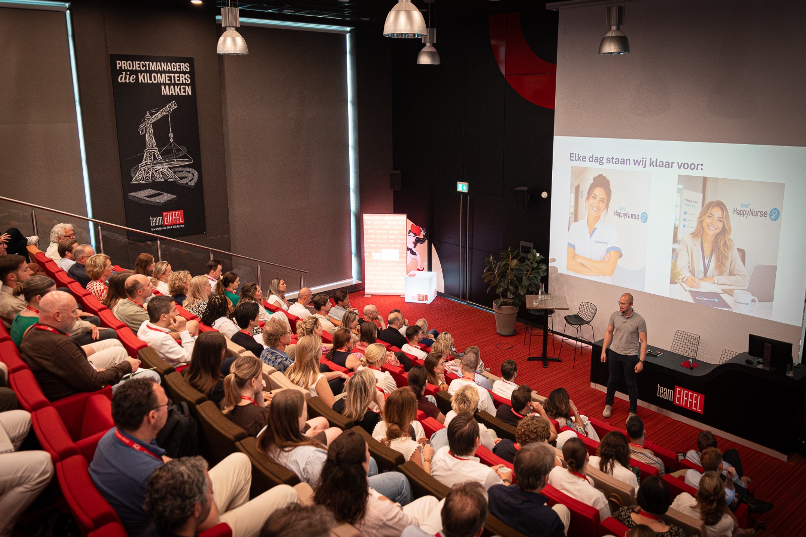 Volle zaal tijdens Simon Janssens keynote op Werf& AI & Talent 2026 in Team EIFFEL, Arnhem